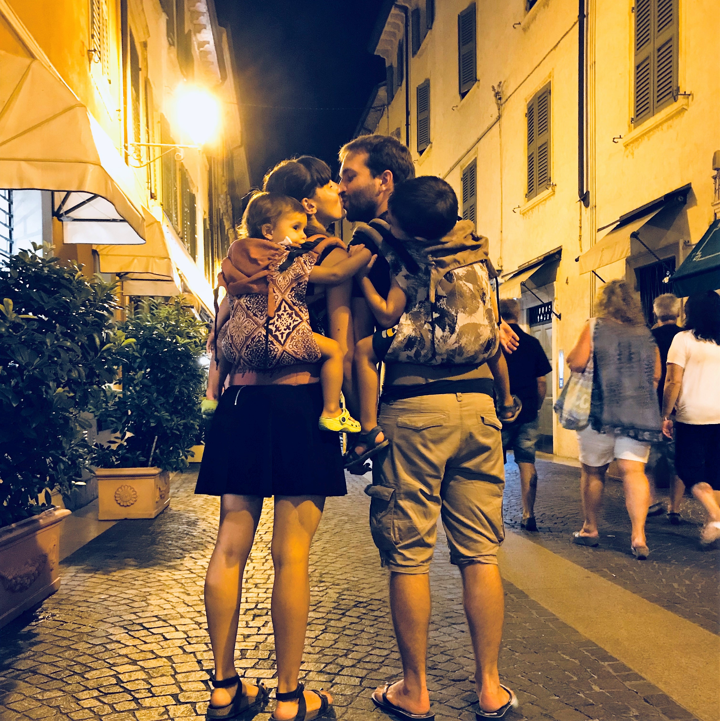 marsupio portabebé in città famiglia